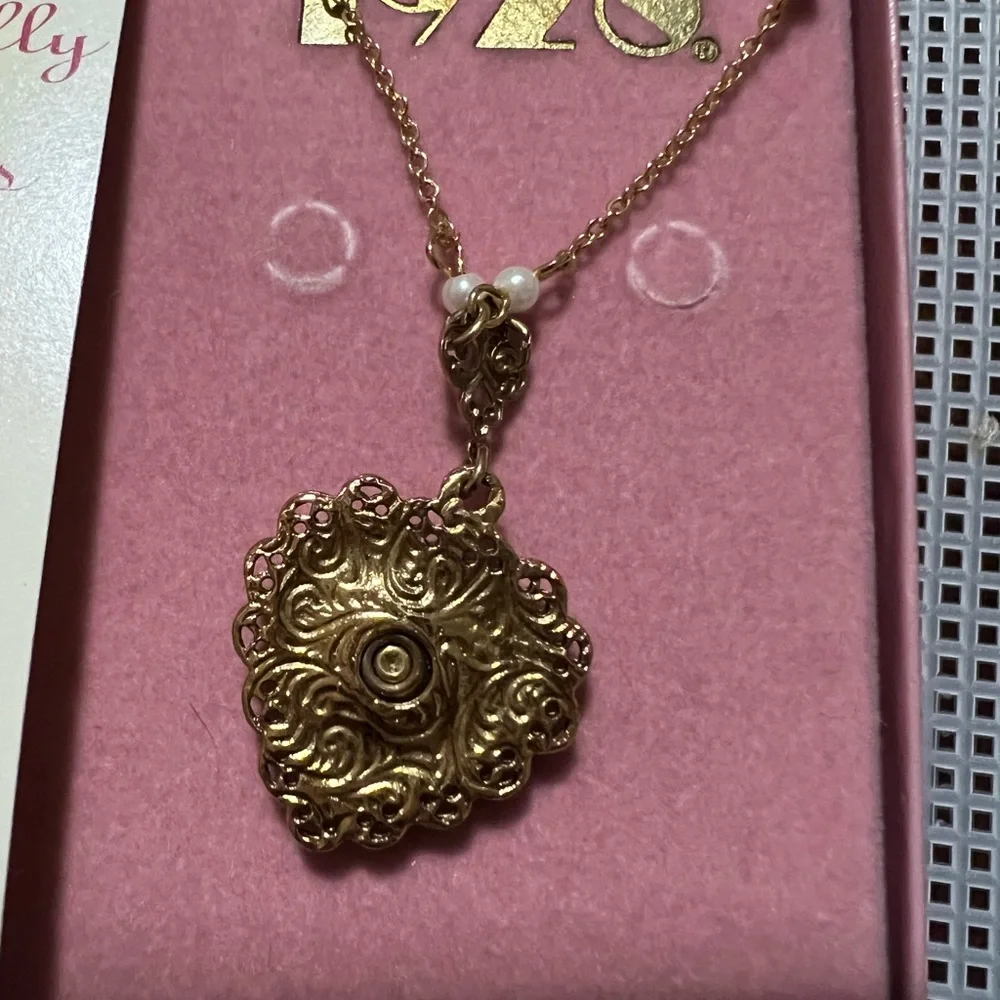 1928 Brand Beautiful gold tone with white pearls necklace NWT in original box - Picture 6 of 6